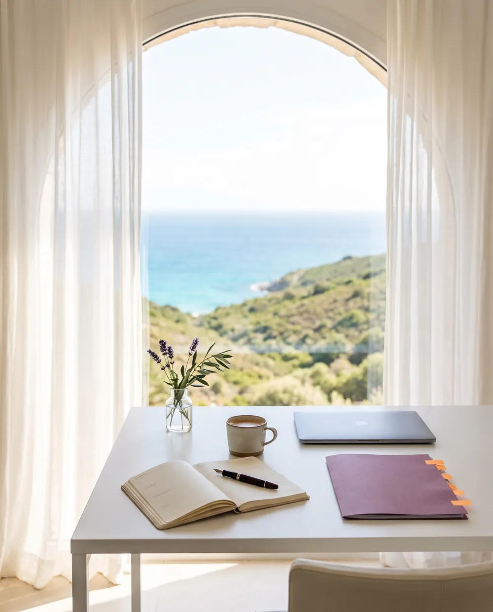 Illustration : bureau clair avec agenda, stylo, dossier à onglets et ordinateur portable devant une fenêtre ouverte sur la mer